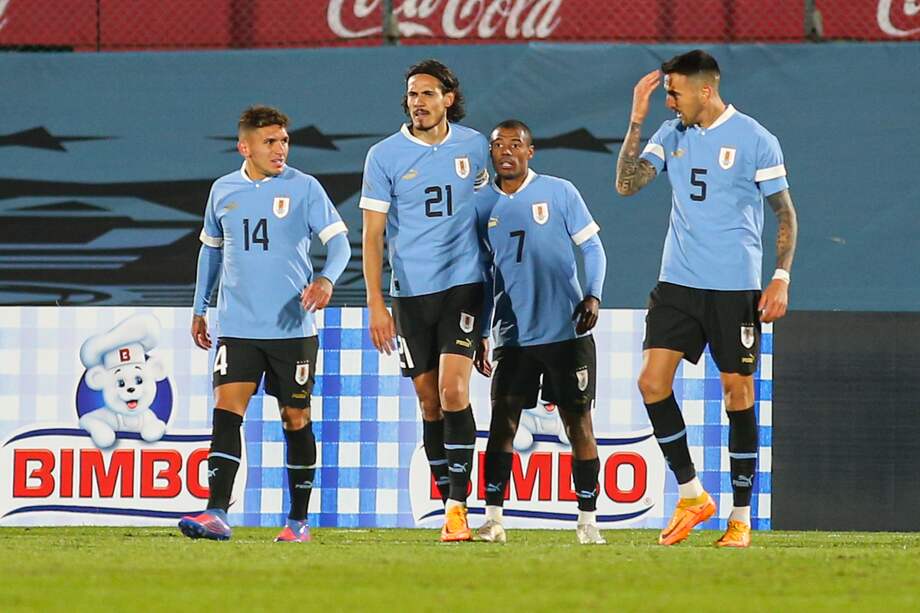 Los jugadores uruguayos festejan uno de sus goles en la victoria ante Panamá, en el estadio Centenario en Montevideo. EFE/ Gastón Britos