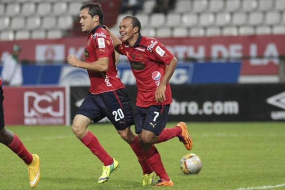 Juan David Pérez y Hernán Hechalar, dos de los goleadores de la tarde. / Medellín