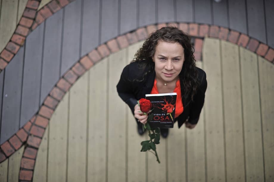 Adriana Cely, hermana de Rosa Elvira, durante el lanzamiento de ‘La vida es Rosa’. / Gustavo Torrijos - El Espectador