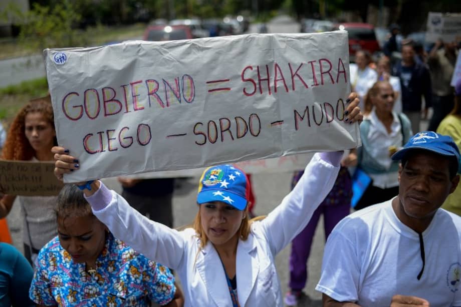 La crisis lleva a cientos de venezolanos a las calles para exigir soluciones. / AFP