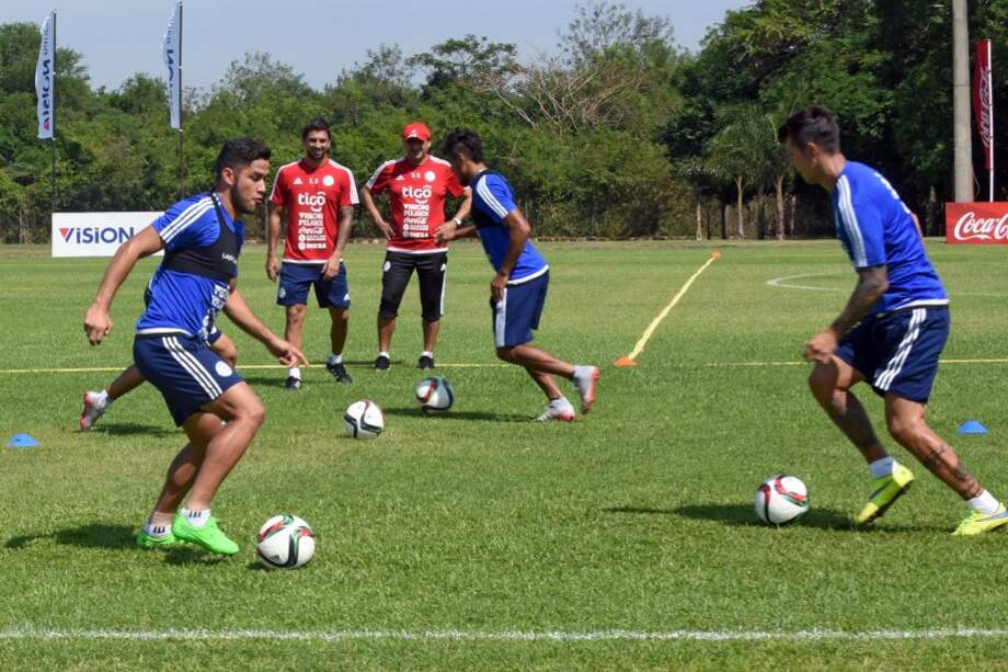 Los futbolistas de la selección de Paraguay en una práctica de preparación para el duelo del jueves ante Venezuela. / AFP
