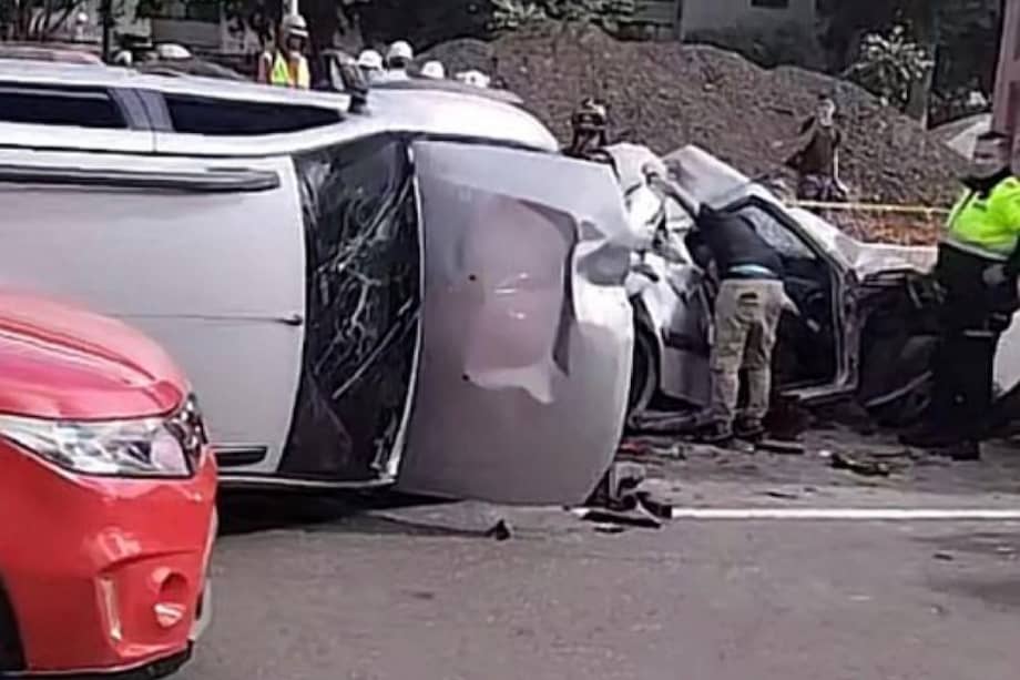 Un choque múltiple en la carrera 68 dejó al menos una persona muerta, mientras las autoridades investigan si habría más víctimas y un posible intento de atraco.