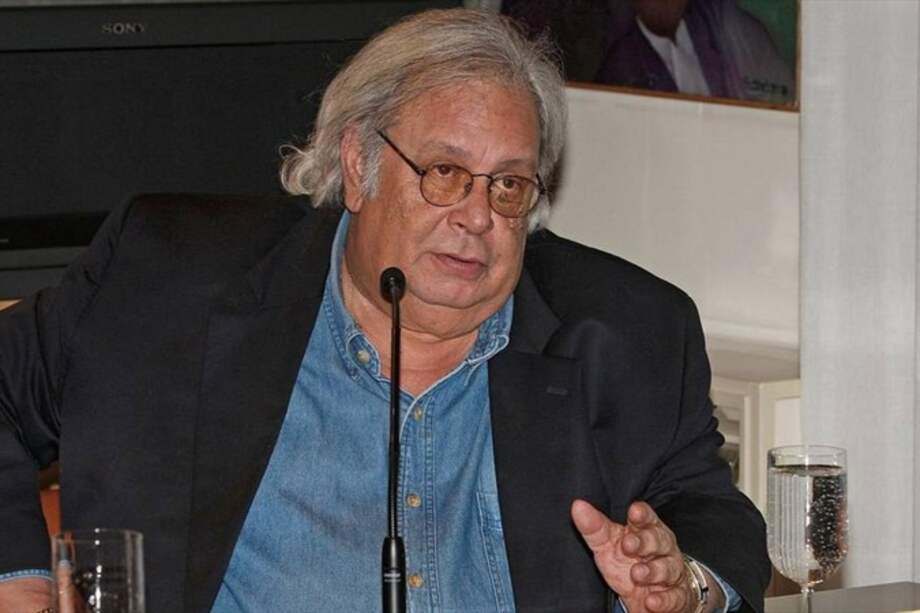 Raúl Ramón Rivero Castañeda tenía 75 años de edad y era considerado uno de los periodistas más importantes de la historia cubana. Recibió premios internacionales como el Ortega y Gasset 2007, por su trayectoria profesional. También fue reconocido como poeta por obras como "Papel de hombre" y "Poesía sobre la tierra".