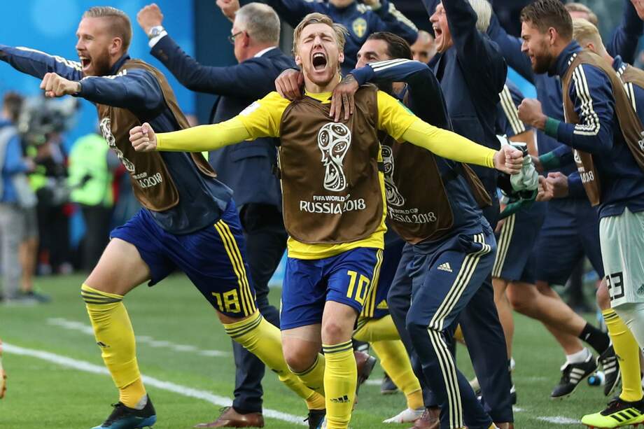Emil Forsberg (centro) anotó al minuto 66 el gol con el que su país avanzó a los cuartos de final del Mundial de Rusia 2018. / AFP