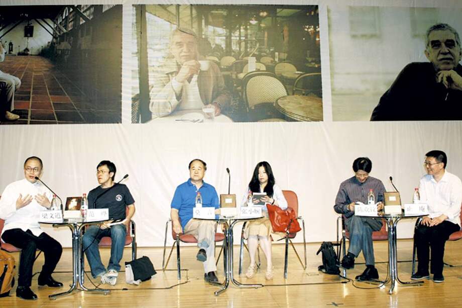 En Junio de 2011: Mo Yan (en el centro, de azul) asistió a un conversatorio en la Universidad de Pekín sobre la obra de Gabriel García Márquez y admitió la influencia en su obra. /EFE