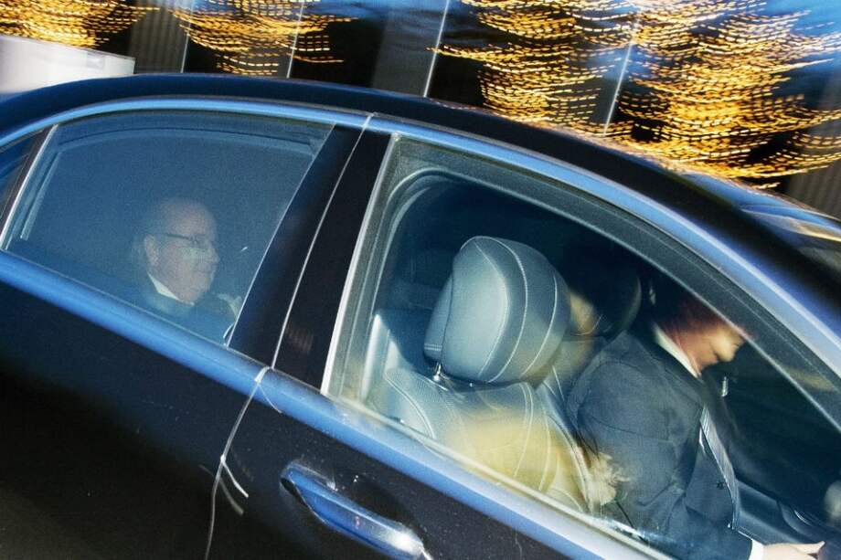 Joseph S. Blatter abandona la sede de la Fifa en Zúrich, Suiza. Foto: EFE