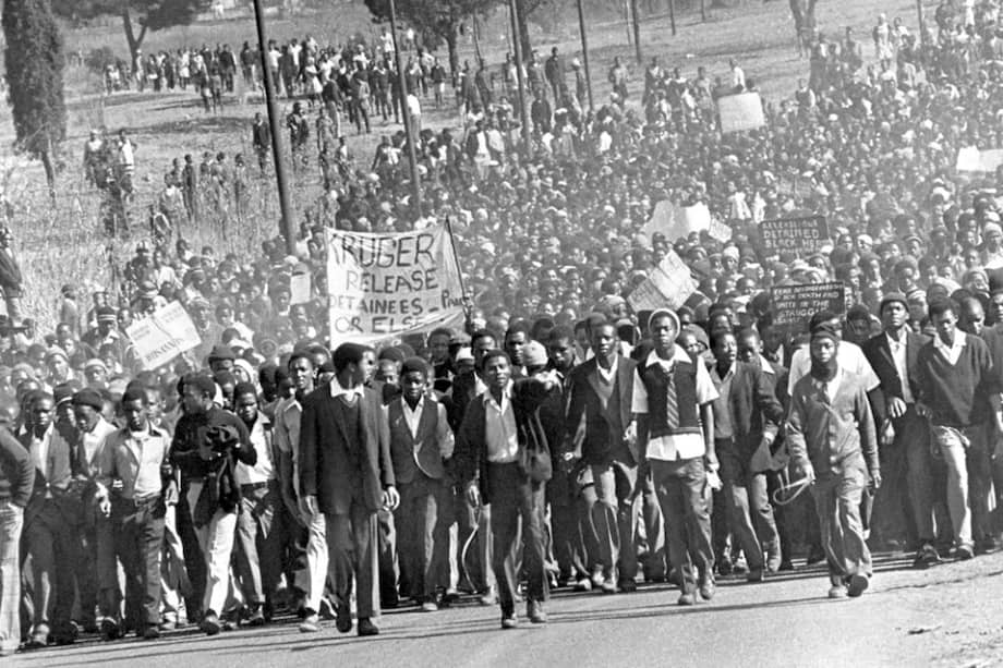 Los estudiantes negros protestan por tener que usar el lenguaje afrikaans en la escuela (Soweto, agosto de 1976).