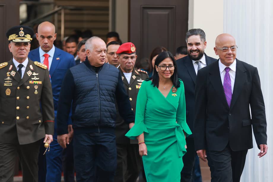 Fotografía cedida por el Palacio de Miraflores que muestra de izquierda a derecha al ministro del Poder Popular para la Defensa de Venezuela, Vladimir Padrino López; el ministro del Interior, Justicia y Paz, Diosdado Cabello; la presidenta encargada de Venezuela, Delcy Rodríguez, y el presidente de la Asamblea Nacional, Jorge Rodríguez, este lunes en Caracas (Venezuela).