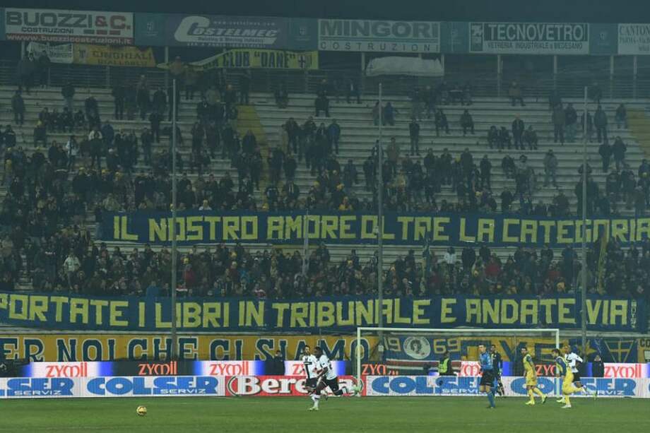 Pancarta de protesta de los aficionados del Parma. Foto: AFP