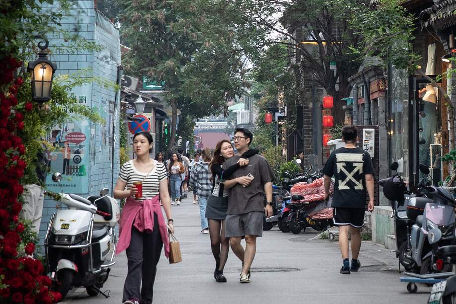 Una pareja camina por una calle de Pekín (China), el 04 de septiembre de 2024.