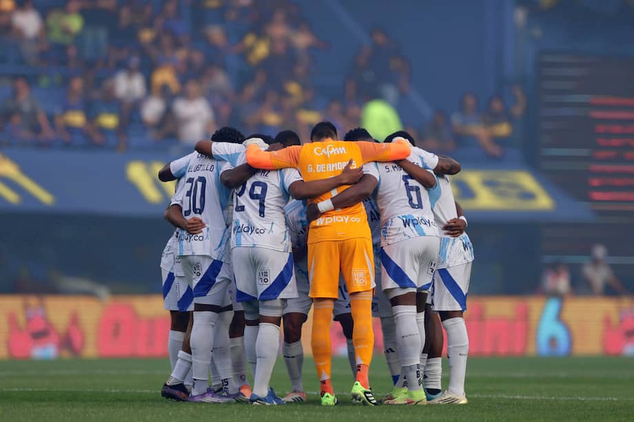 Jugadores de Millonarios se abrazan este miércoles, previo a un partido amistoso en homenaje al fallecido entrenador Miguel Ángel Russo entre Boca Juniors y Millonarios, en el estadio La Bombonera, en Buenos Aires, Argentina.