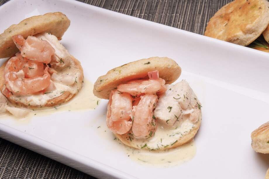 Galletas con cebollín rellenas de pescado y camarones