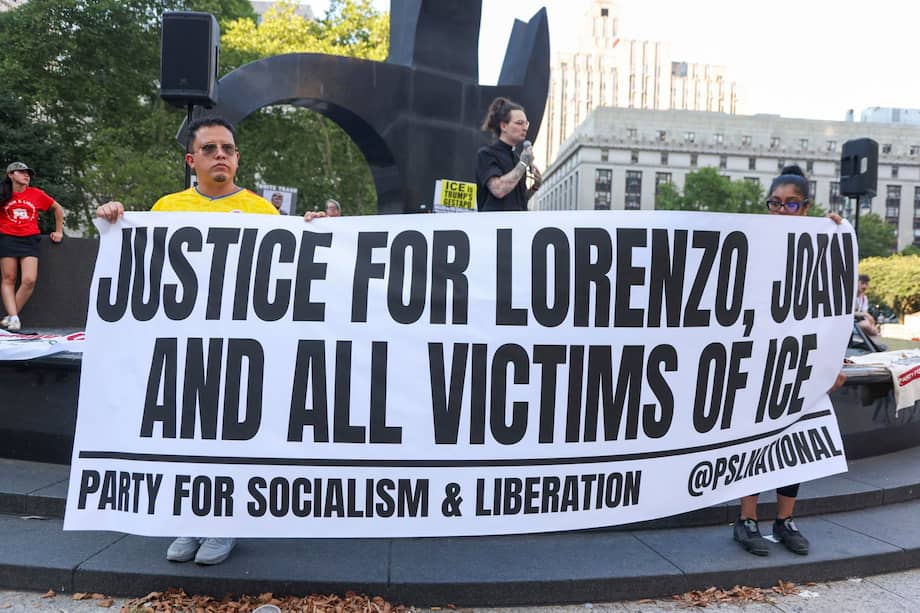 Las personas que asistieron a la protesta "ICE Out: Justicia para Lorenzo y Joan" en Foley Square, Nueva York, alzaron un cartel en contra de la agencia federal.