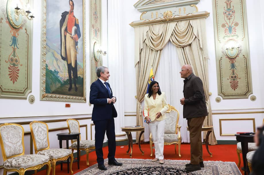 José Luis Rodríguez Zapatero, Delcy Rodríguez y Jorge Rodríguez en Caracas, en febrero.