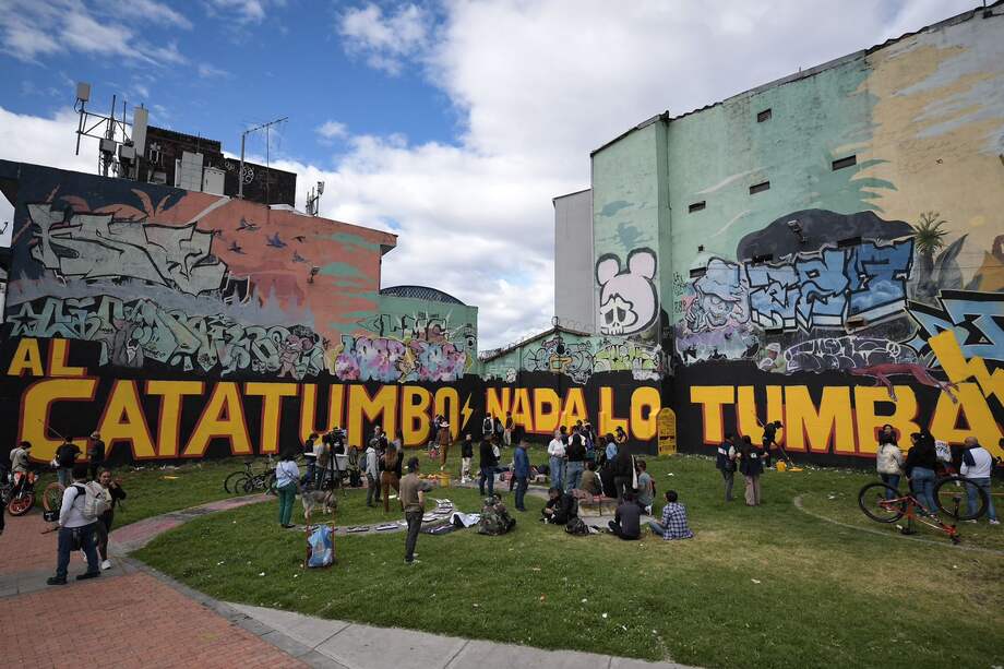 Un nuevo mural en el que se lee el mensaje "Al Catatumbo nada lo tumba" fue pintado hoy sobre la carrera 26.
