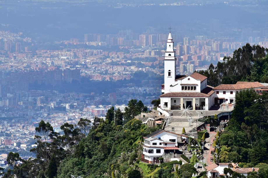 Monserrate
Para esta Semana Santa se espera que ingresen más de 200.000 visitantes. Cuenta con 1.605 escalones y en su cima se puede ver el Santo Cristo Caído a los azotes y clavado en la cruz, hecho por Pedro de Lugo Albarracín, en el siglo XVII. El ascenso a pie se permite entre las 5:00 a. m. y la 1:00 p. m. Se tienen programadas varias ceremonias en este horario.