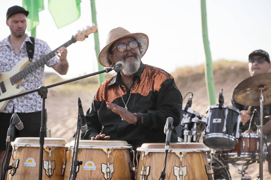 Fotografía de archivo del 9 de enero de 2020 del músico uruguayo Ruben Rada presentándose en la playa de La Paloma, en Rocha (Uruguay).