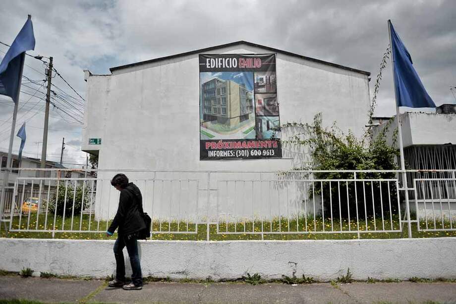 Anuncios de nuevos edificios, como el que se ve en la calle 58A con carrera 35, tienen inquietos a los vecinos. / Andrés Torres