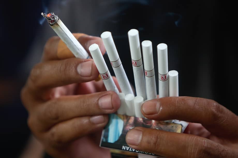 En 53 países todavía no existe una prohibición total al fumador de cigarrillos en los centros de salud. (Foto de referencia).