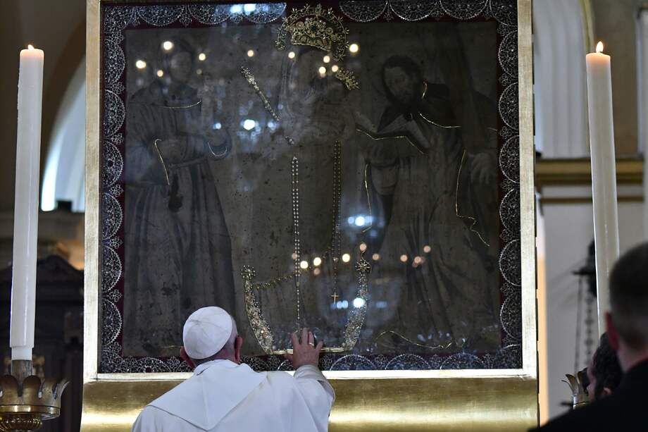 El papa Francisco rezó a la virgen de Chiquinquirá minutos antes de encontrarse con los jóvenes en la Plaza de Bolívar. / AFP