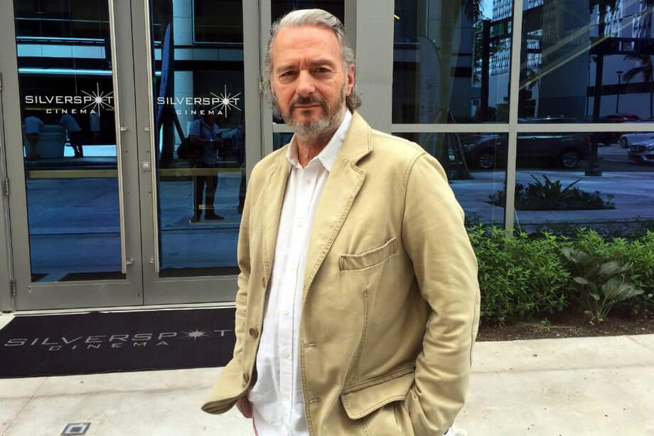 El presidente del jurado del III Festival Indie Pasion de Miami, el cineasta colombiano Sergio Cabrera frente a las salas de cine Silverspot en el centro de Miami. / EFE