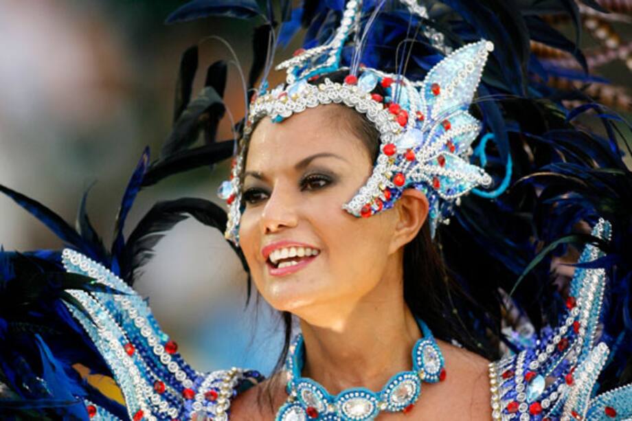 Las calles de Río de Janeiro se llenan de música y fiesta precarnaval