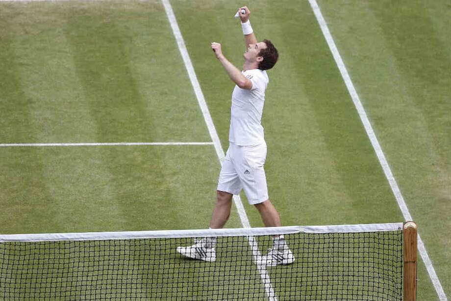 Murray celebra su victoria y el pase a semifinales de Wimbledon 2013.
