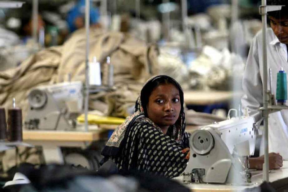 La participación de la mujer bangladesí en el sector laboral (como esta habitante de Dhaka, que trabaja en una textilera) cambió la pobreza por calidad de vida en este país. / Here and Now