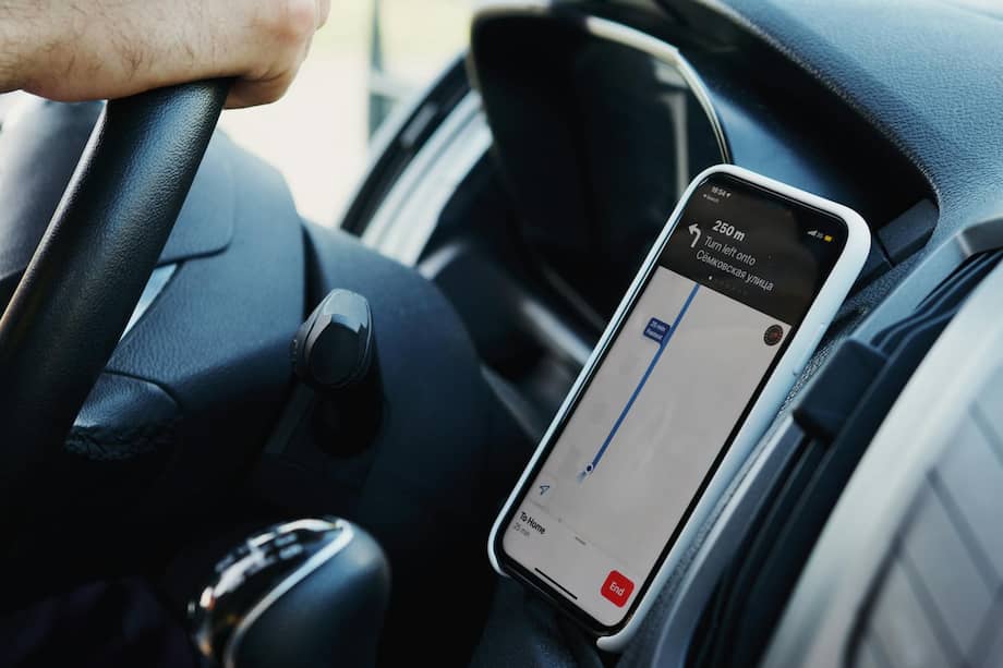 Algunos autos modernos incluyen cargadores inalámbricos para smartphone.
