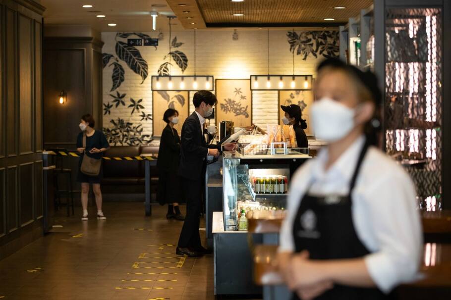 En cuarto lugar está Corea del Sur. El país aprobó los kits de diagnóstico de manufactura propia a las pocas semanas de la aparición del virus y fue pionero en las estaciones de prueba. También tiene un ejército de rastreadores de contactos ultrarrápidos que revisan los registros de tarjetas de crédito y las imágenes de las cámaras de vigilancia para rastrear los grupos.