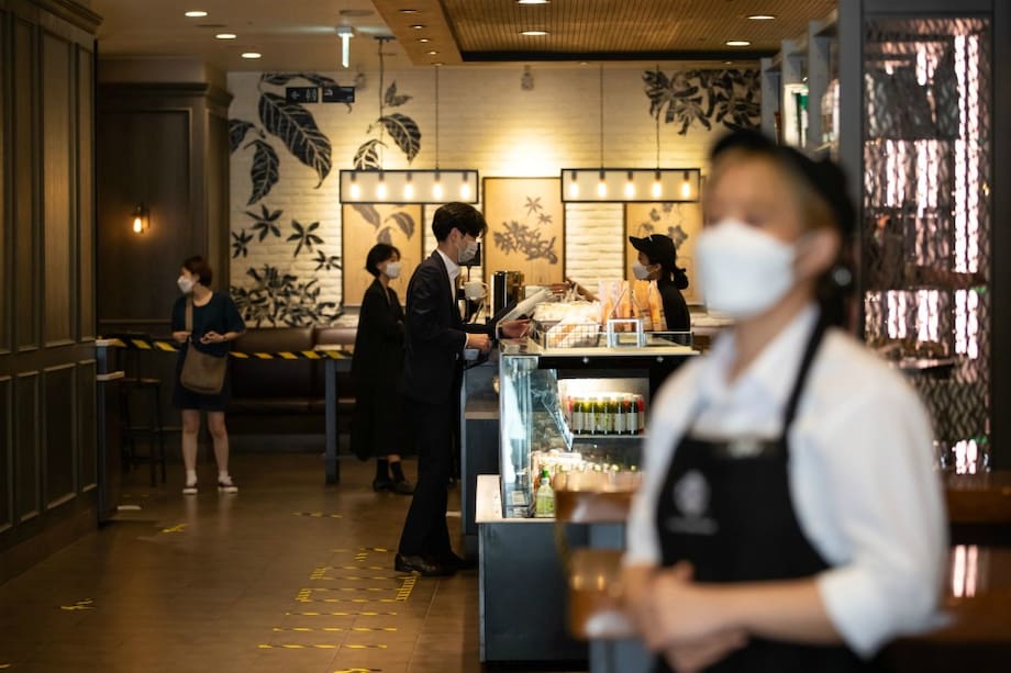 En cuarto lugar está Corea del Sur. El país aprobó los kits de diagnóstico de manufactura propia a las pocas semanas de la aparición del virus y fue pionero en las estaciones de prueba. También tiene un ejército de rastreadores de contactos ultrarrápidos que revisan los registros de tarjetas de crédito y las imágenes de las cámaras de vigilancia para rastrear los grupos.