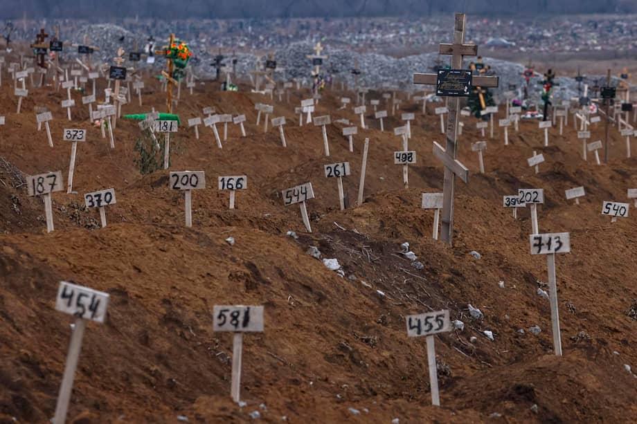Cifras marcan las tumbas de residentes locales no identificados que murieron durante los combates, en un cementerio de Mariupol, Ucrania, el 10 de diciembre de 2022 (reeditado el 17 de febrero de 2026).