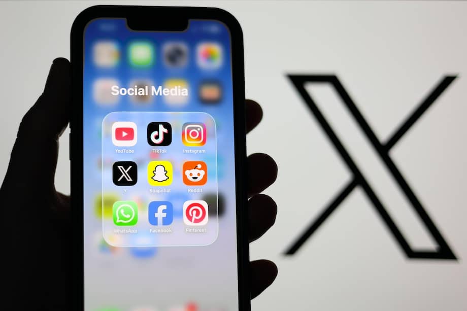 En paralelo a la investigación anunciada este lunes, la Comisión Europea decidió ampliar la que abrió en 2023 contra X, que ya derivó en una multa de 120 millones de euros (USD 142 millones) para la red social.