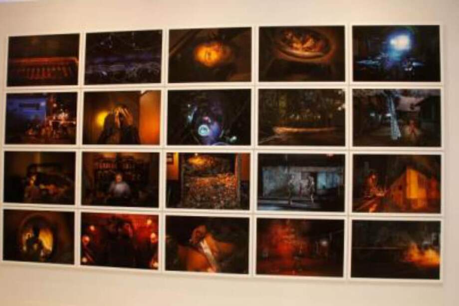 Las fotografías son retratos nocturnos de personas de muy diferentes perfiles, todos ellos perforados por diminutos agujeros que dejan pasar la luz medida de los focos colocados detrás, de forma que, los destellos, como si fueran pequeñas luciérnagas, aparecen o desaparecen según la distancia que el público tome con la fotografía. / EFE