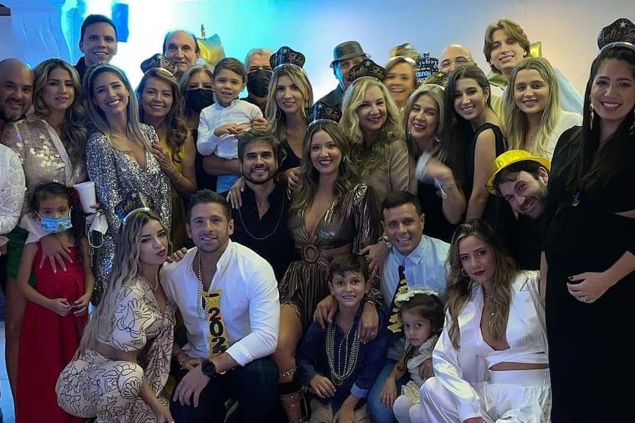 Daniella Álvarez y su numerosa familia.