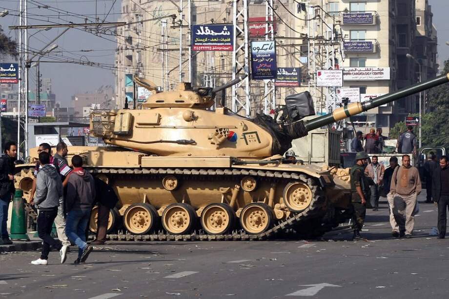 Un tanque del ejército egipcio en las inmediaciones del Palacio Presidencial, donde se produjeron choques violentos entre partidarios y opositores del presidente egipcio. Foto: EFE