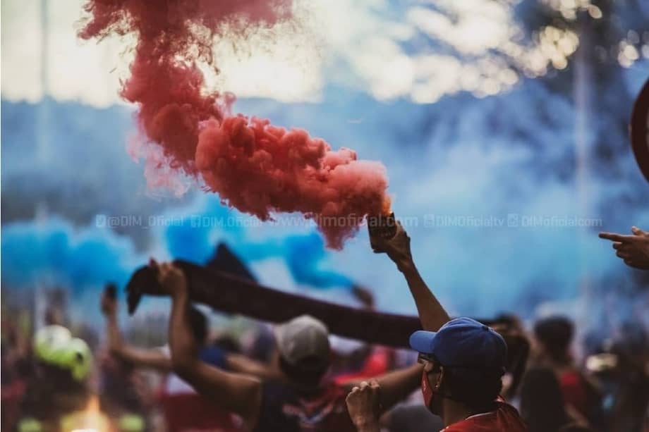 Los seguidores del Poderoso se reunieron en las afueras del estadio para recibir al bus con los jugadores.