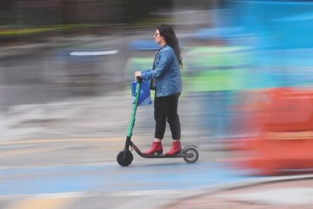 Vehículos eléctricos en ciclorrutas: la mitad excede el doble la velocidad permitida