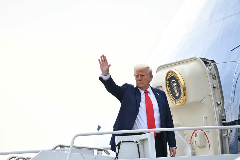El presidente de Estados Unidos, Donald Trump, saluda al abordar el Air Force One tras despegar del Aeropuerto Internacional Harry Reid en Las Vegas