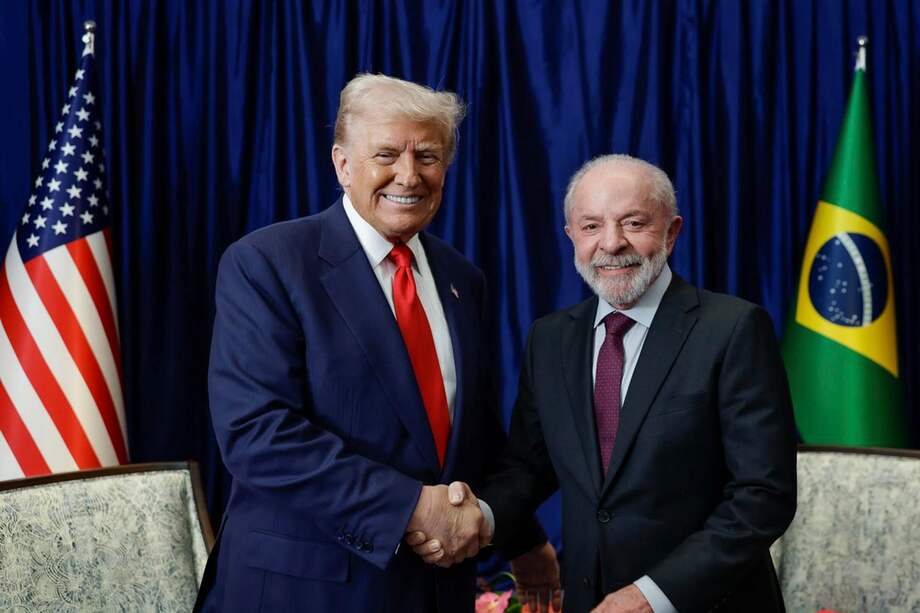 El presidente brasileño Luíz Inácio Lula da Silva (d) durante una reunión con el presidente de los Estados Unidos, Donald Trump.