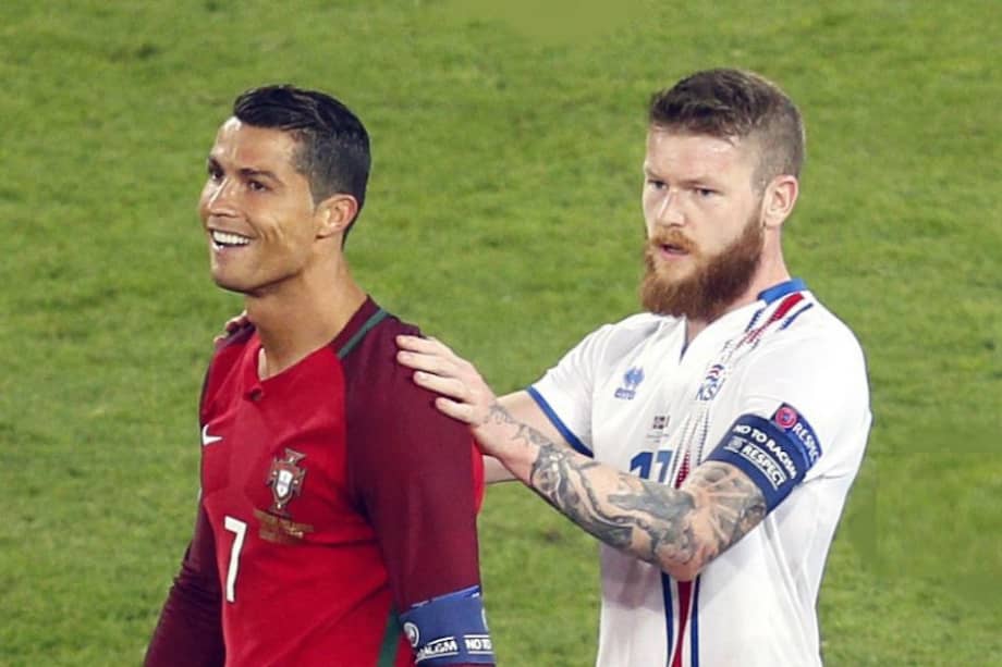 Ronaldo (izquierda) en compañía del capitán de la selección islandesa Aron Gunnarsson al término del encuentro. /EFE