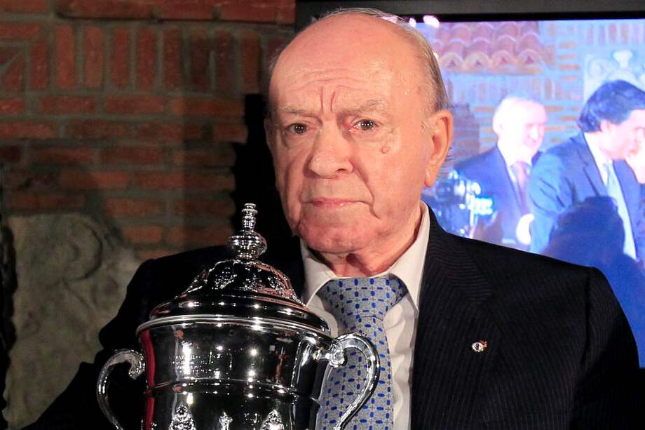 Di Stéfano, con la copa que le ofreció Millonarios como homenaje. / EFE