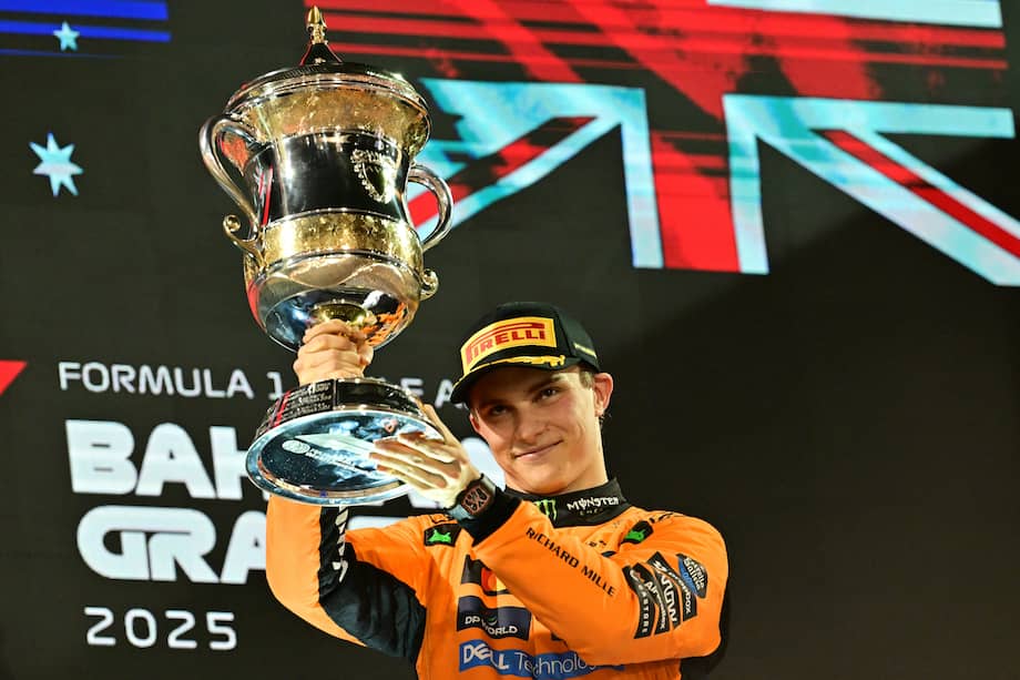 Oscar Piastri, con el trofeo del GP de Baréin.