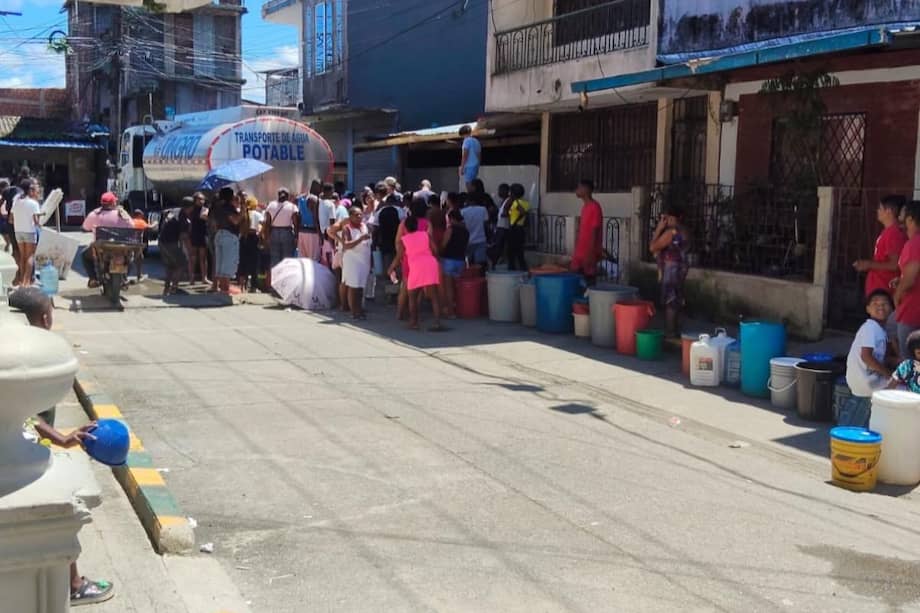 Habitantes de distintos sectores hacen filas para abastecerse de agua tras la emergencia provocada por la ruptura de una de las principales líneas de conducción del distrito.