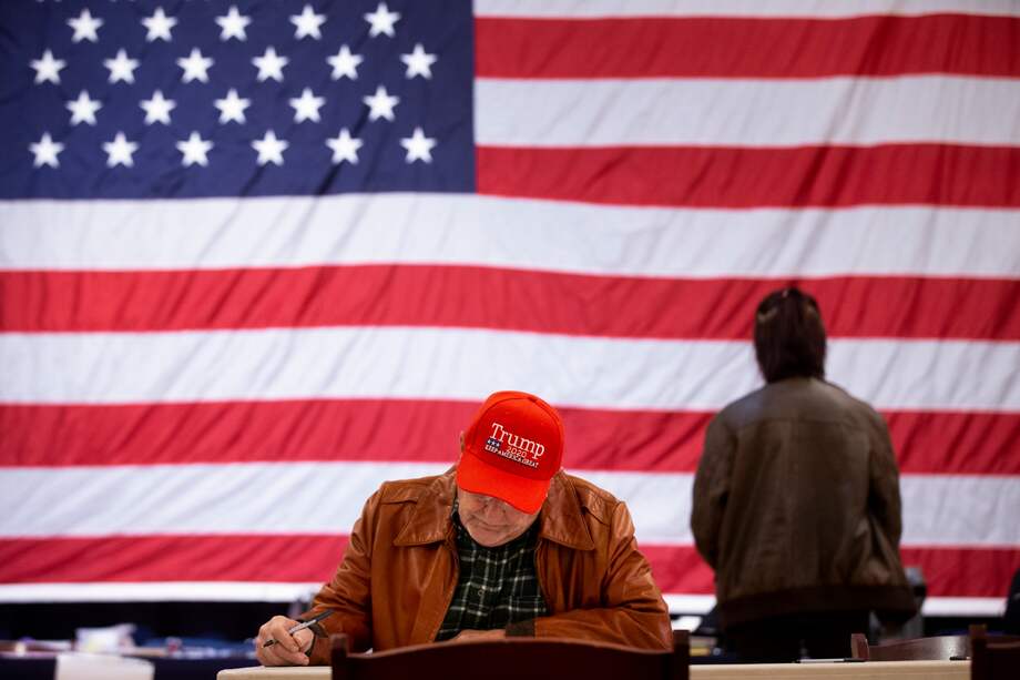 Un partidario de Trump vota el día de las elecciones en un lugar de votación en Old Stone School en Hillsboro, Virginia, EE. UU., 08 de noviembre de 2022.