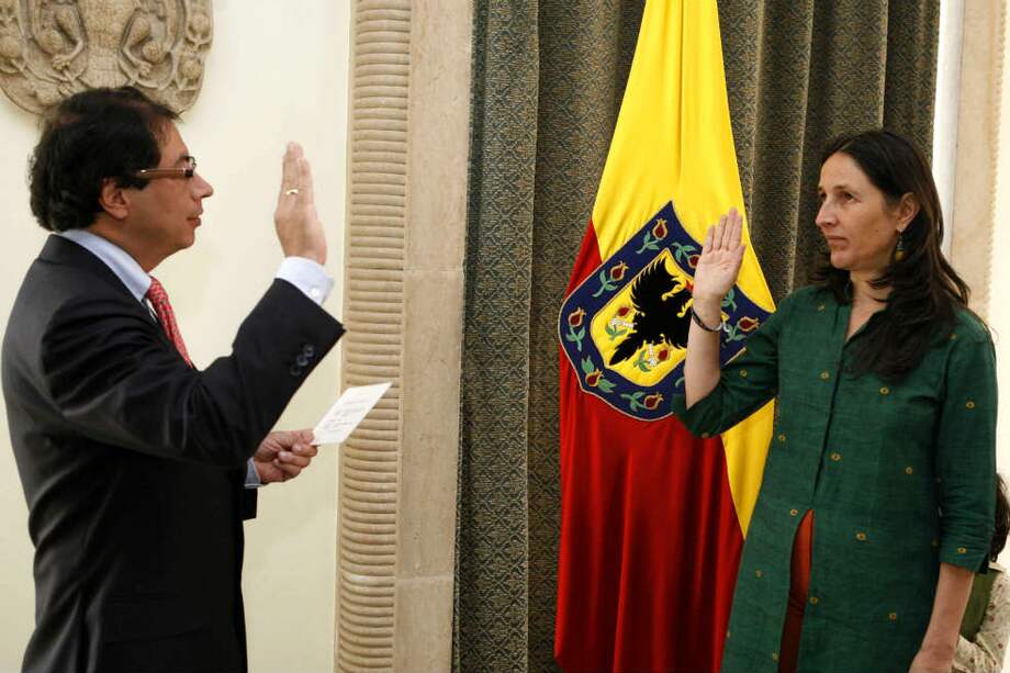 El alcalde Petro juramenta a María Valencia./ Cortesía: Alcaldía