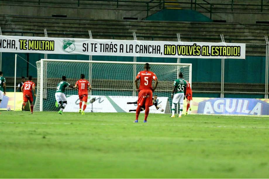 Momento en el que Santiago Silva, delantero uruguayo del América, falla un penal, este jueves, en Palmaseca. / @AsoDeporCali