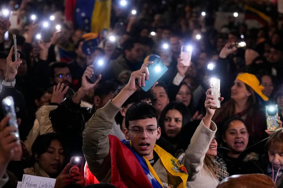 Ciudadanos venezolanos durante una manifestación en la Puerta del Sol de Madrid.