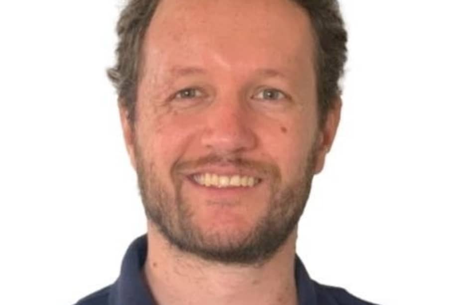 Herkrath es ingeniero ambiental de la Universidad de los Andes, y cuenta con Máster en Ciencias (M.Sc.) en Ingeniería y Gestión de Recursos Hídricos de la Universidad de Stuttgart.