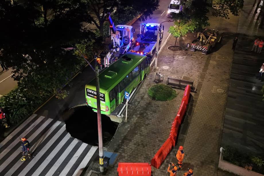Un bus de la ruta Envigado quedó atrapado en el socavón que se abrió en la avenida El Poblado la noche del martes 17 de marzo.